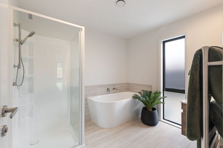 Photo of property in 7 Rangeview Drive, Kelvin Grove, 4414