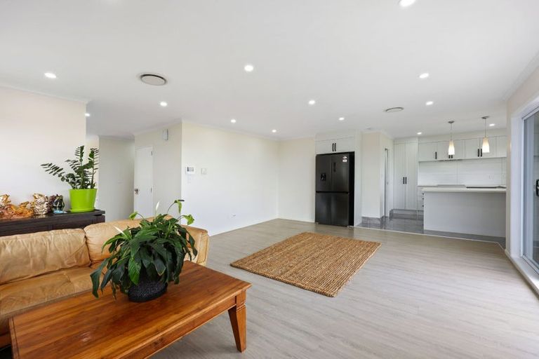 Photo of property in 85c Lake Panorama Drive, Henderson Valley, Auckland, 0614