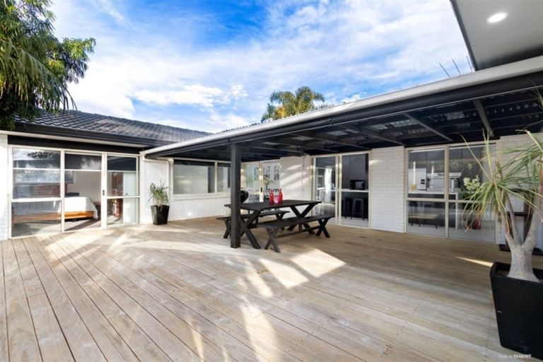 Photo of property in 22 John Lister Close, Golflands, Auckland, 2013