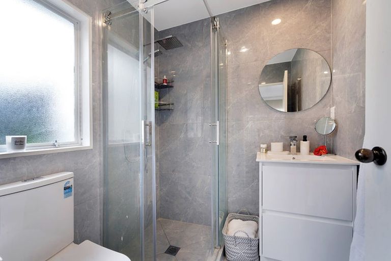 Photo of property in 15 Lanier Place, Glendene, Auckland, 0602