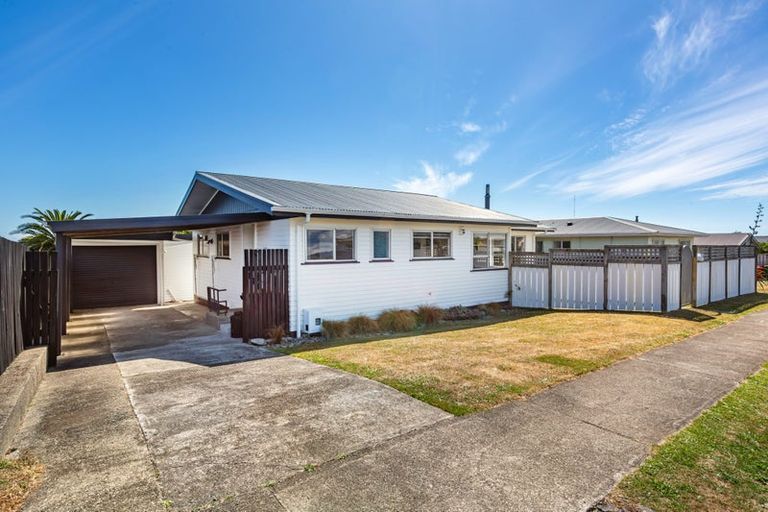 Photo of property in 131 Gloaming Hill, Titahi Bay, Porirua, 5022