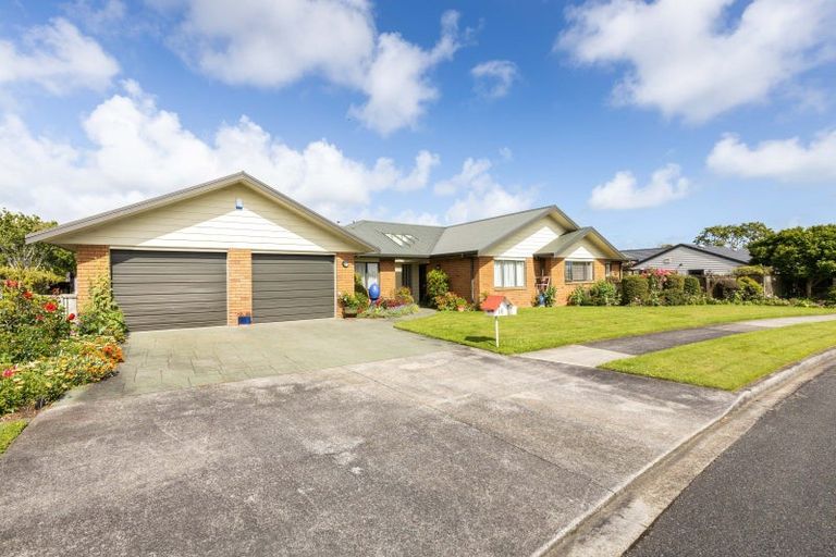 Photo of property in 16 Kinross Drive, Merrilands, New Plymouth, 4312