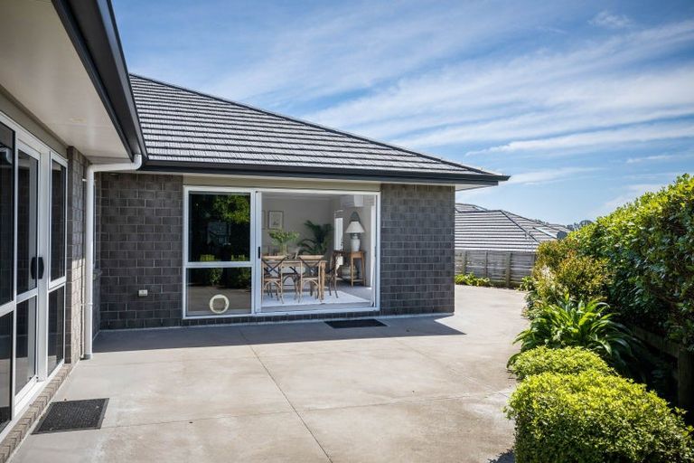 Photo of property in 3 Oakmont Crescent, Waiwhakaiho, New Plymouth, 4312