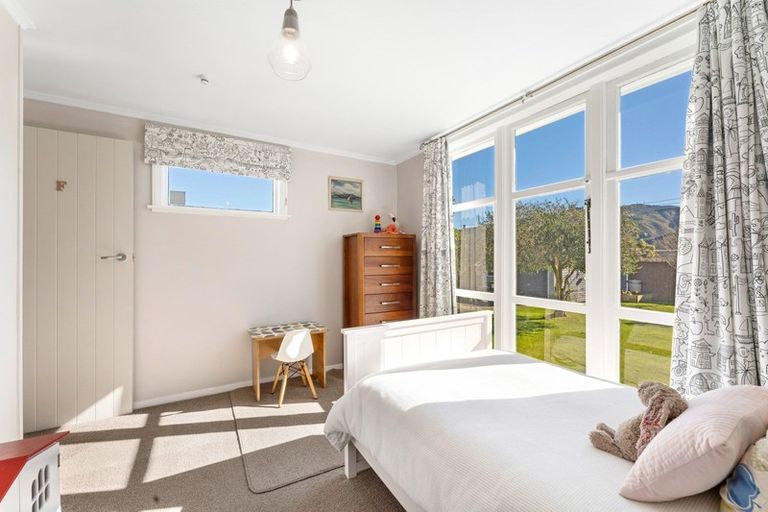 Photo of property in 32 Heretaunga Square, Silverstream, Upper Hutt, 5019