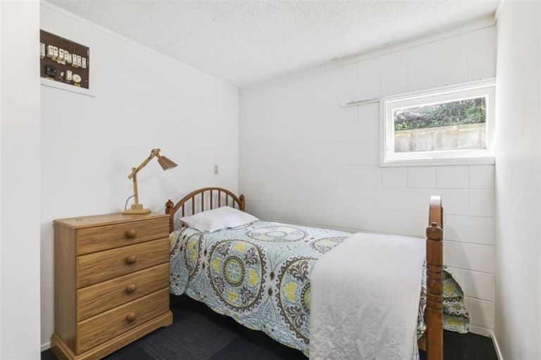 Photo of property in 603 Glenfield Road, Totara Vale, Auckland, 0629