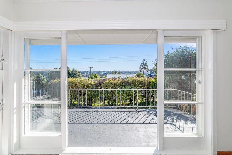 Photo of property in 4 Seaview Road, Glenfield, Auckland, 0629