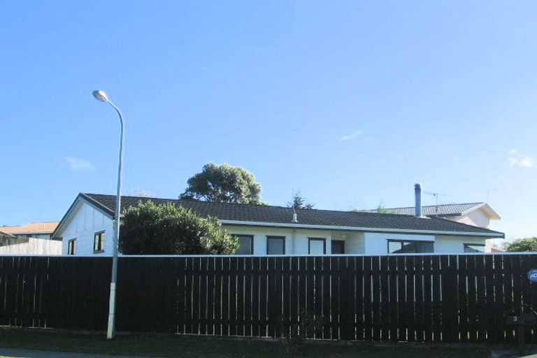 Photo of property in 3 Robert Grove, Paraparaumu, 5032