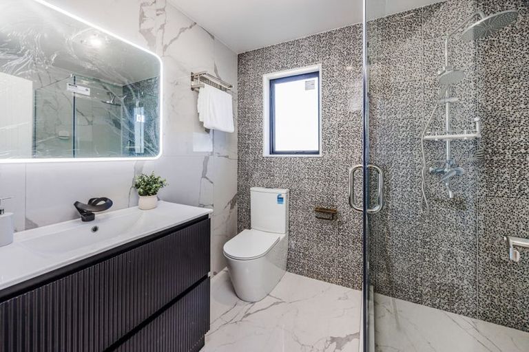 Photo of property in 38b Seymour Road, Sunnyvale, Auckland, 0612