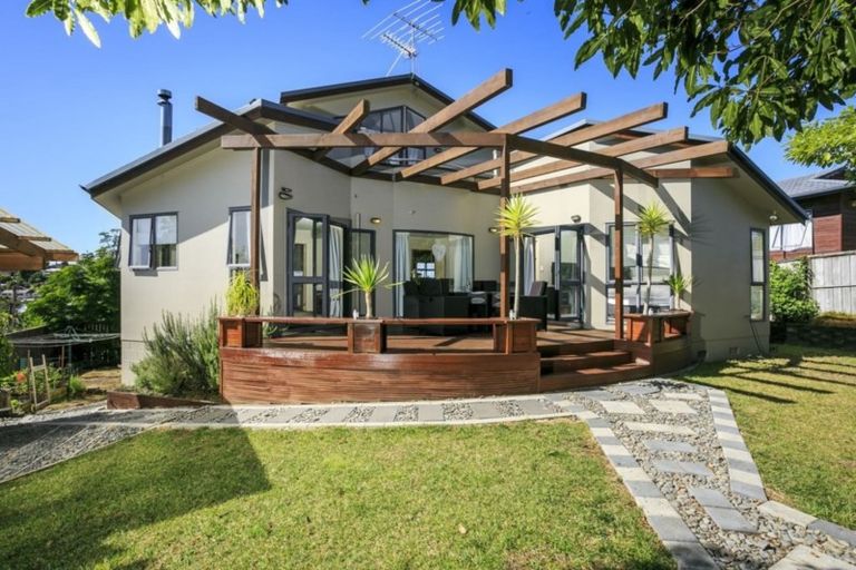 Photo of property in 12 Capri Place, Unsworth Heights, Auckland, 0632
