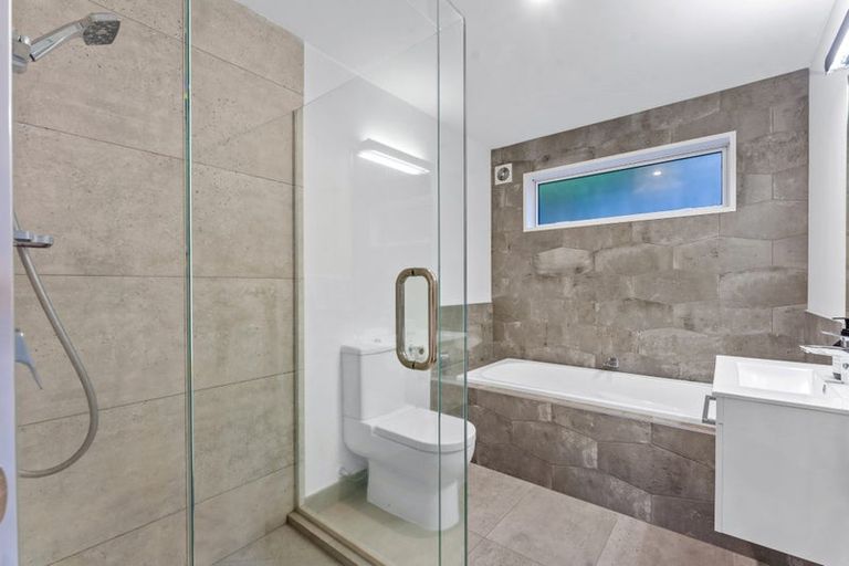 Photo of property in 11 Landvale Court, Browns Bay, Auckland, 0630