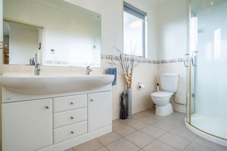 Photo of property in 160 Kittiwake Drive, Schnapper Rock, Auckland, 0632