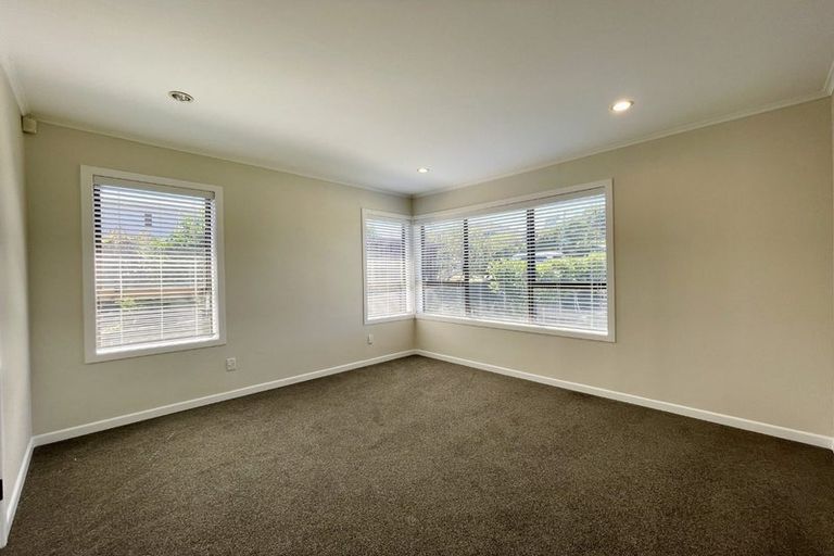 Photo of property in 2/5 Howard Road, Northcote, Auckland, 0627