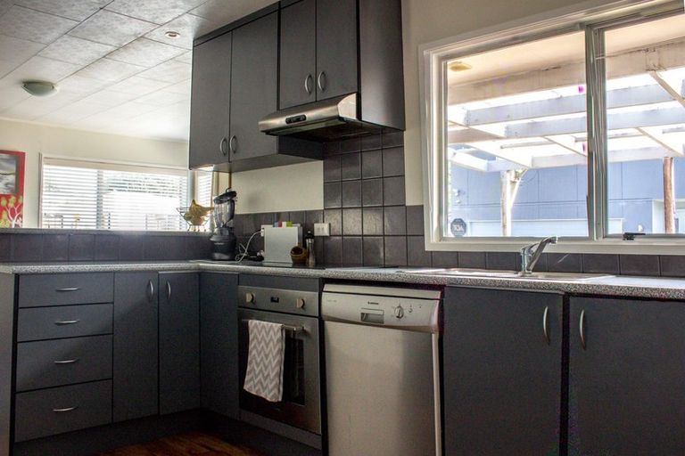 Photo of property in 15 Taikata Road, Te Atatu Peninsula, Auckland, 0610