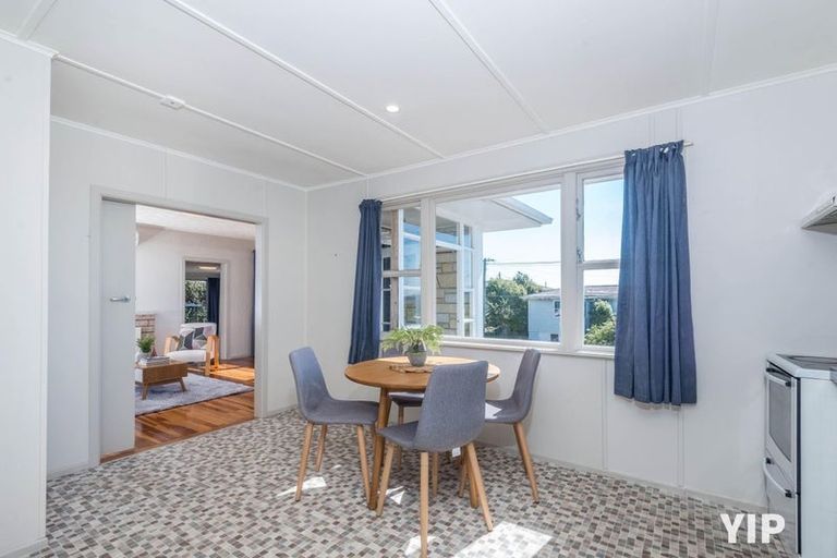 Photo of property in 11 Link Road, Newlands, Wellington, 6037
