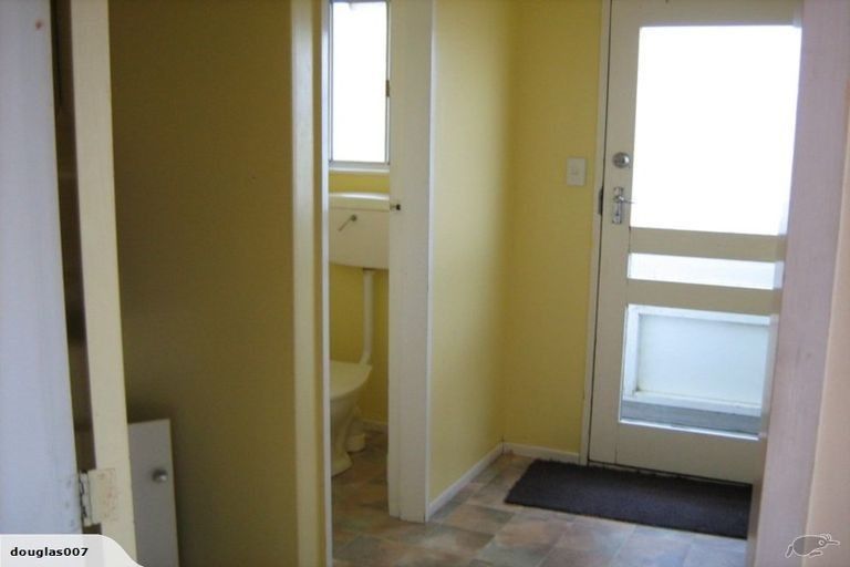 Photo of property in 8a Longcroft Terrace, Newlands, Wellington, 6037