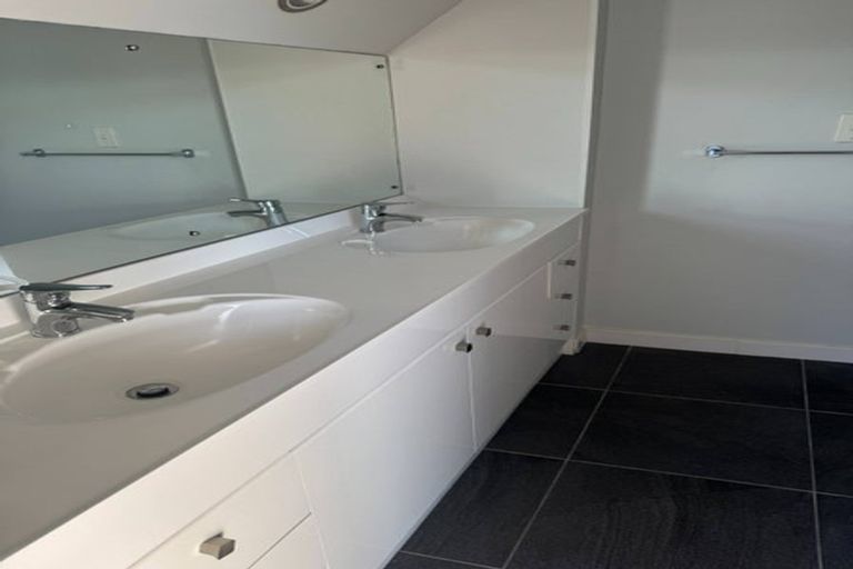 Photo of property in 2/7 Calypso Place, Rothesay Bay, Auckland, 0630