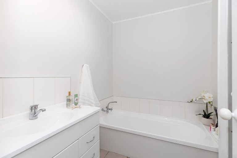 Photo of property in 33 Gilbass Avenue, Hamilton Lake, Hamilton, 3204