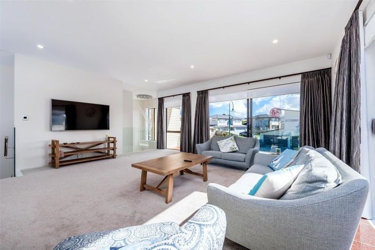 Photo of property in 21 Midhurst Avenue, Henderson, Auckland, 0612