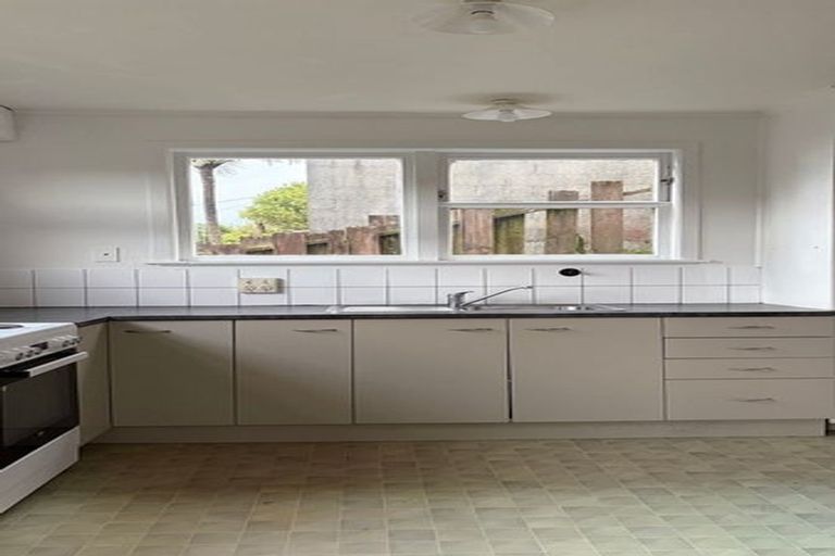Photo of property in 147 Ruskin Road, Newlands, Wellington, 6037