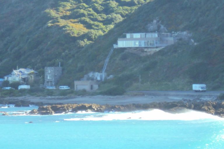 Photo of property in 114 The Esplanade, Houghton Bay, Wellington, 6023