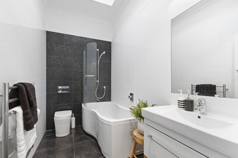 Photo of property in 26 Hawker Street, Mount Victoria, Wellington, 6011