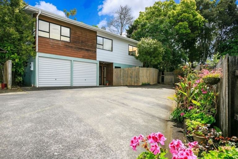 Photo of property in 2/21 Greenvalley Rise, Glenfield, Auckland, 0629