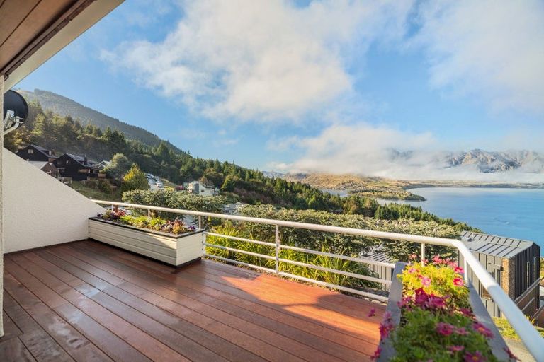 Photo of property in 110b Wynyard Crescent, Fernhill, Queenstown, 9300