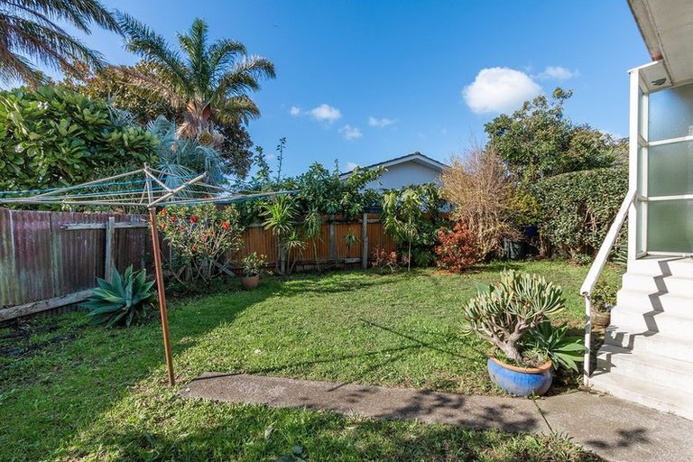 Photo of property in 2/20 Fraser Road, Narrow Neck, Auckland, 0624