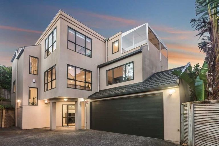 Photo of property in 2/27 Commodore Parry Road, Castor Bay, Auckland, 0620