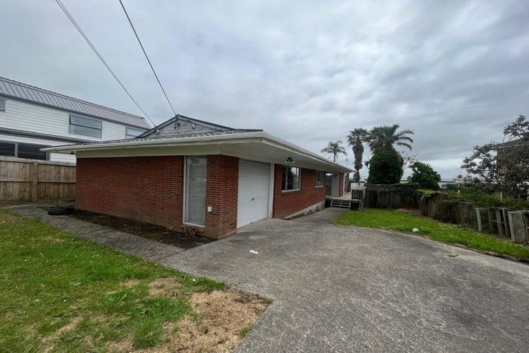 Photo of property in 64 Royal Road, Massey, Auckland, 0614
