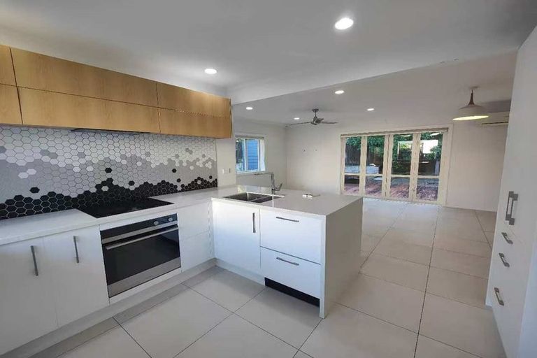 Photo of property in 24 Tyrian Close, Half Moon Bay, Auckland, 2012