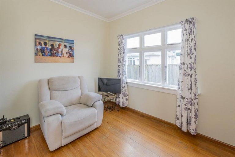 Photo of property in 6 Queenwood Road, Levin, 5510