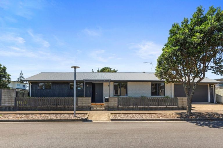 Photo of property in 15 Coprosma Close, Papamoa Beach, Papamoa, 3118