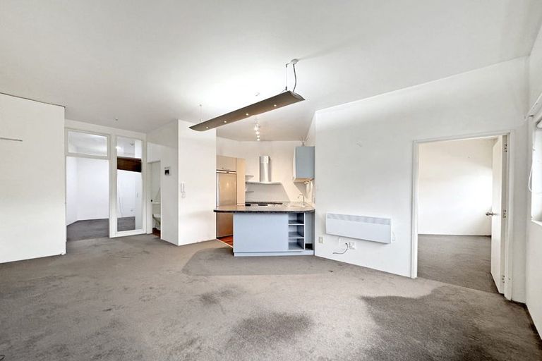 Photo of property in Endeavour Apartments, 19/125 Thorndon Quay, Pipitea, Wellington, 6011