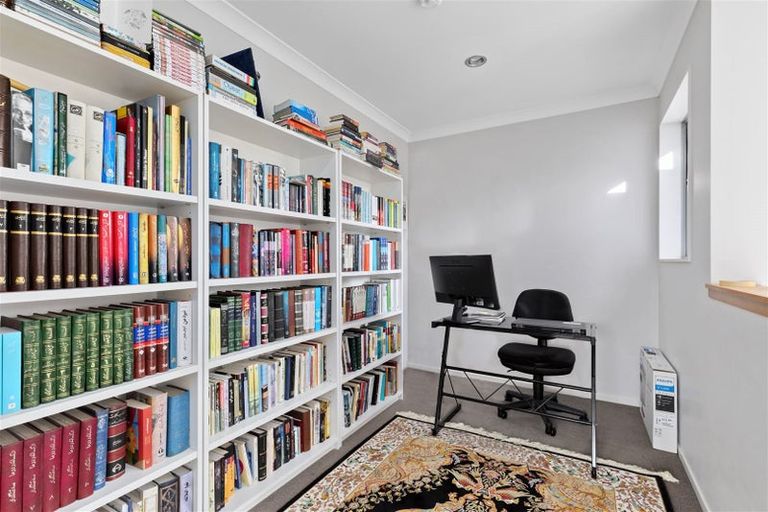 Photo of property in 44 Namsan Close, Fairview Heights, Auckland, 0632