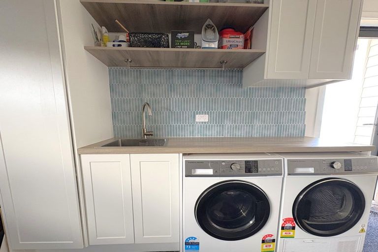 Photo of property in 37 Boeing Way, Newlands, Wellington, 6037