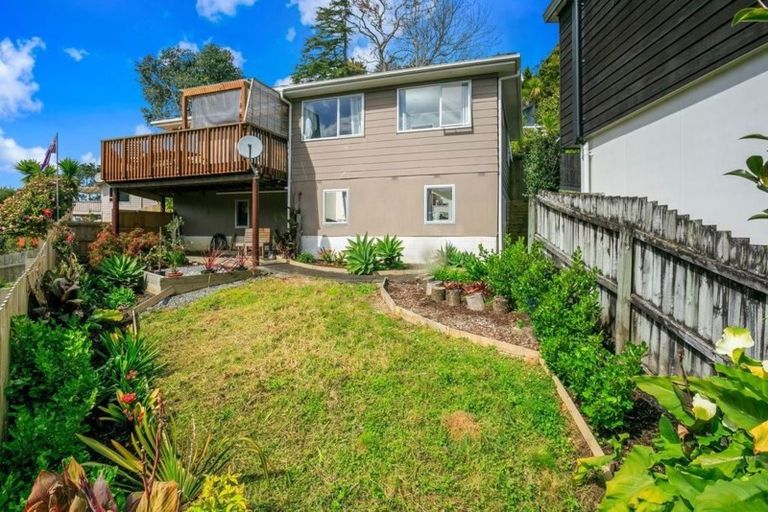 Photo of property in 2/12 Wanita Place, Totara Vale, Auckland, 0629