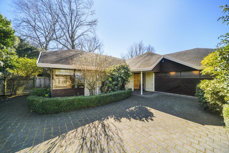 Photo of property in 16 Durham Crescent, Palmerston North, 4414