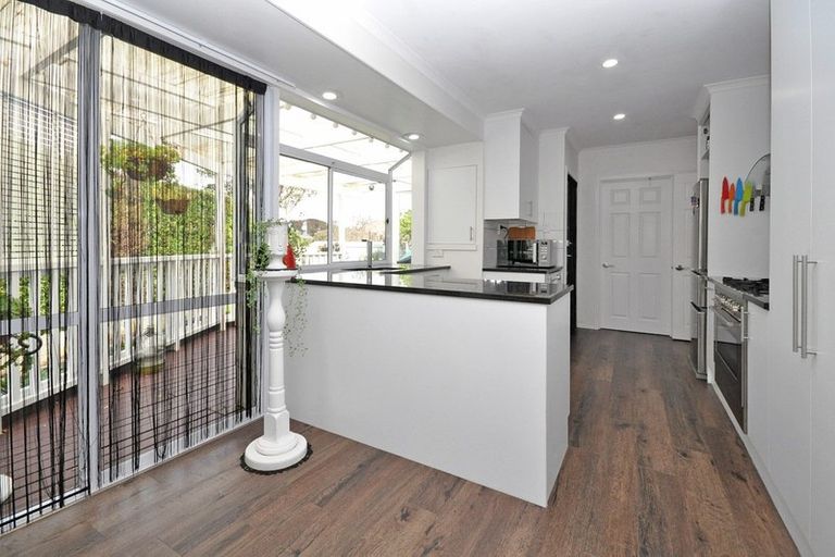 Photo of property in 27 Clinton Avenue, Te Atatu Peninsula, Auckland, 0610