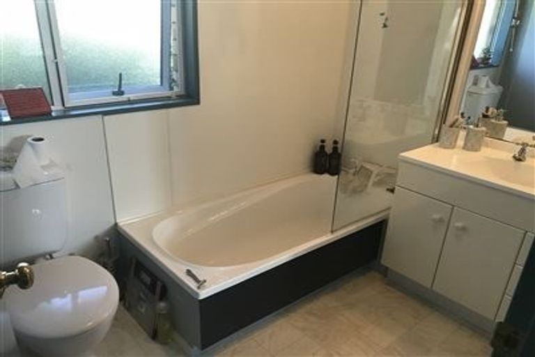 Photo of property in 11 Highbury Bypass, Birkenhead, Auckland, 0626