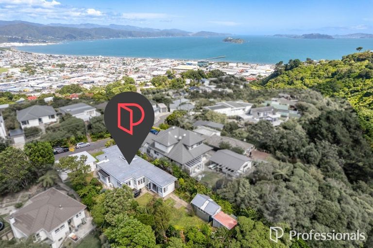 Photo of property in 6 Te Whiti Grove, Korokoro, Lower Hutt, 5012