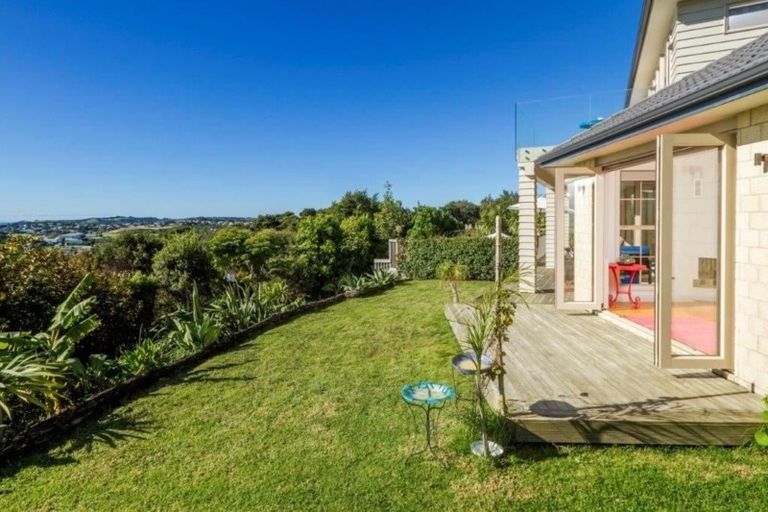 Photo of property in 121 Wade River Road, Stanmore Bay, Whangaparaoa, 0932