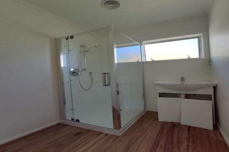 Photo of property in 2/19 Capilano Place, Glenfield, Auckland, 0629
