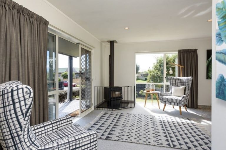 Photo of property in 32 Rutherford Drive, Waikanae Beach, Waikanae, 5036