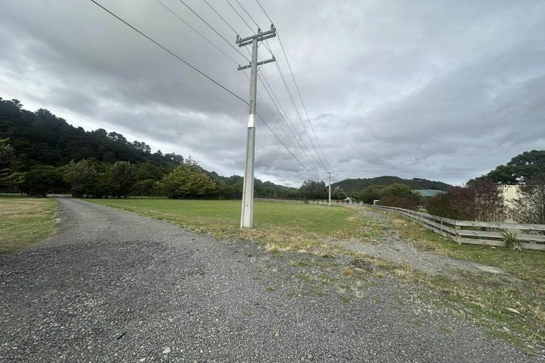 Photo of property in 5b Twin Lakes Road, Te Marua, Upper Hutt, 5018