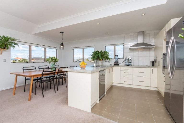 Photo of property in 6 Wakaroa Avenue, Te Atatu Peninsula, Auckland, 0610