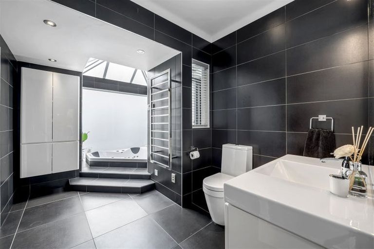 Photo of property in 3 Page Point, Mellons Bay, Auckland, 2014