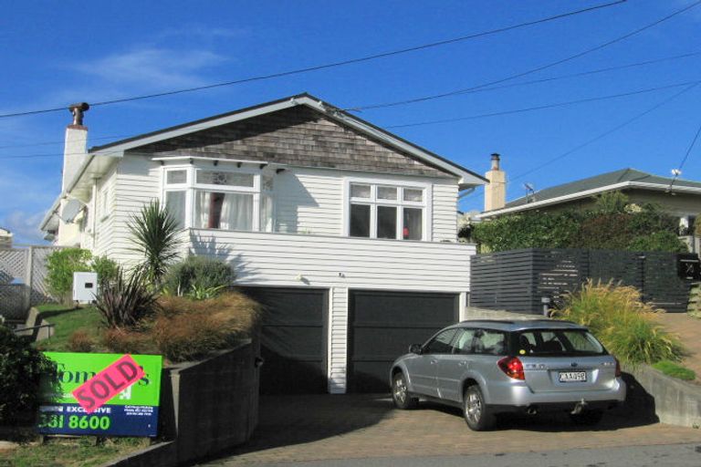 Photo of property in 56 Nevay Road, Karaka Bays, Wellington, 6022