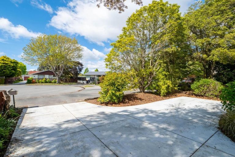 Photo of property in 12 Saunders Place, Redwood, Christchurch, 8051