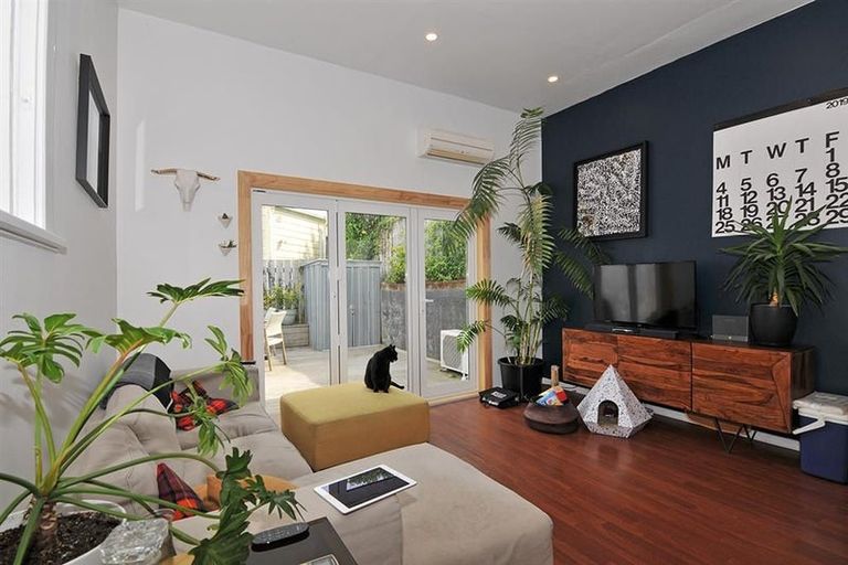 Photo of property in 23 Douglas Street, Mount Cook, Wellington, 6021
